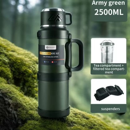 Large 2500ml Frostbear Flask in Army Green color. Heavy-duty stainless steel thermos with tea filter and waterproof sealing. Keeps drinks hot or cold for up to 72 hours — made for bushcraft, wilderness travel, and adventure.