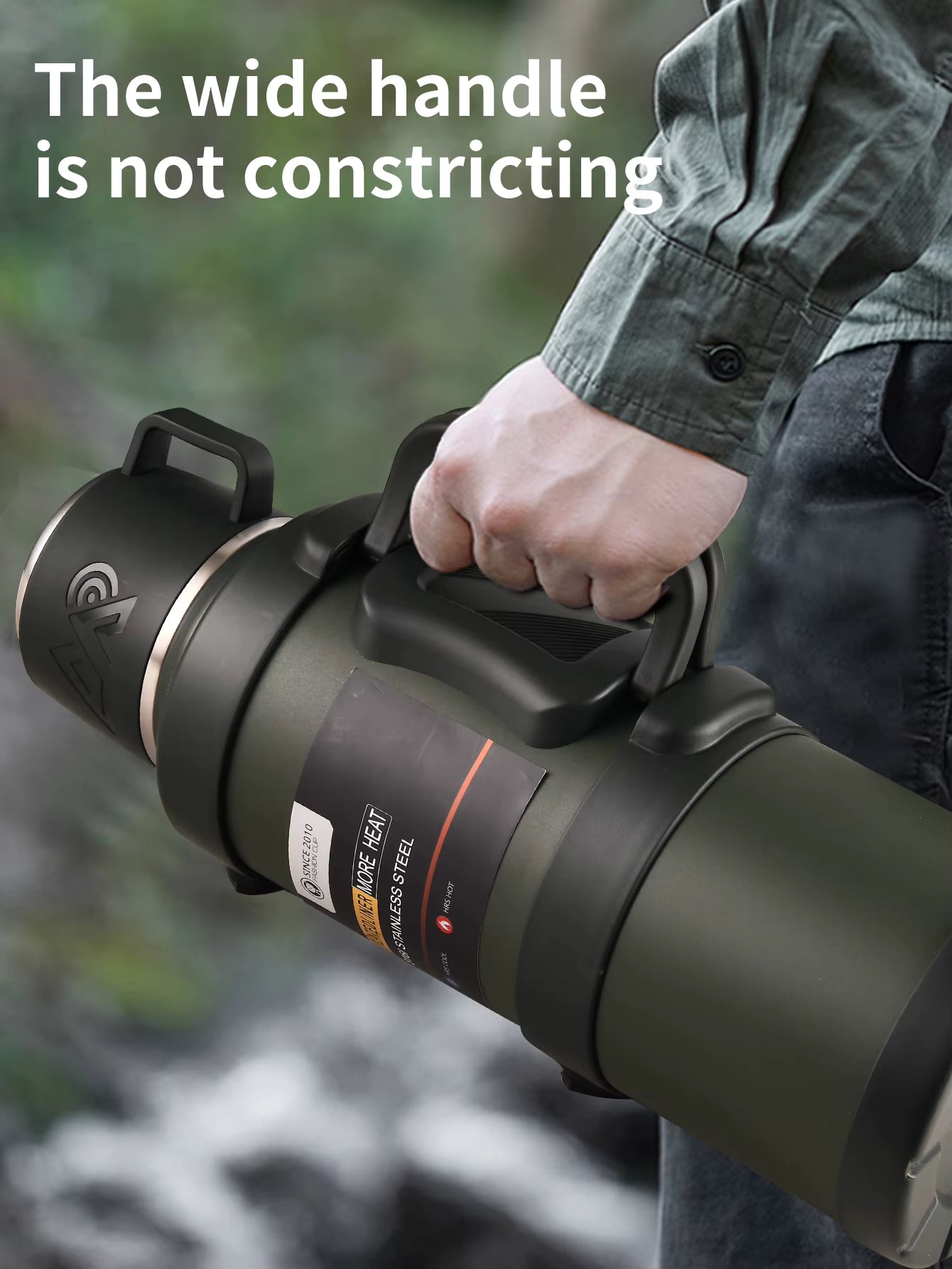 Close-up view of Frostbear Flask’s wide ergonomic handle designed for easy carrying during hikes and camping. The sturdy grip ensures comfort and stability without constriction.